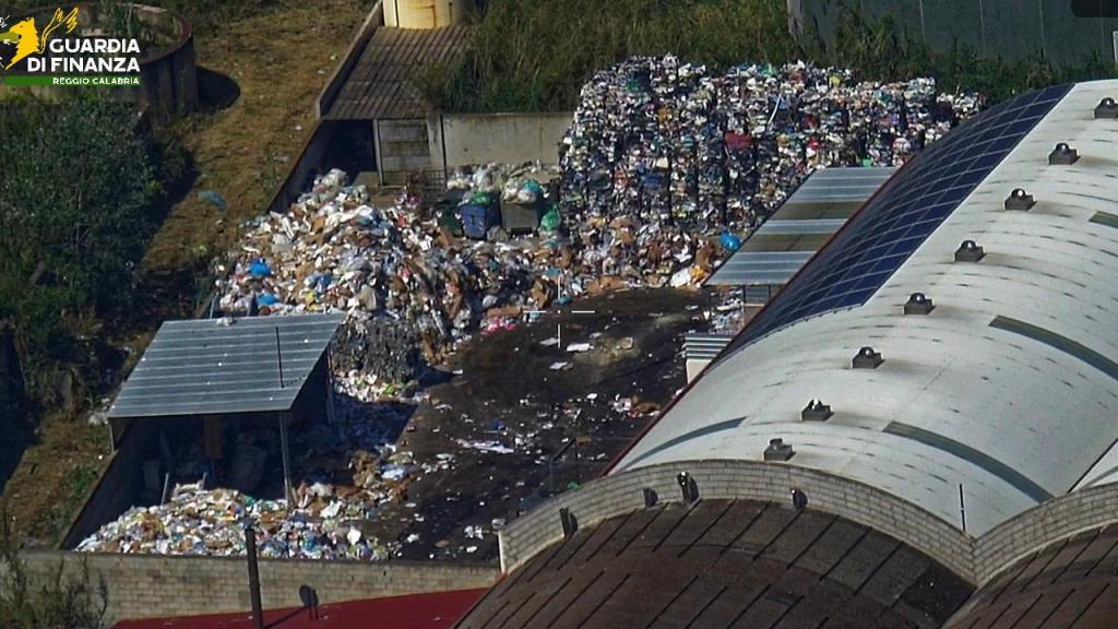 Discarica abusiva di rifiuti pericolosi scoperta e sequestrata dalla Guardia di Finanza