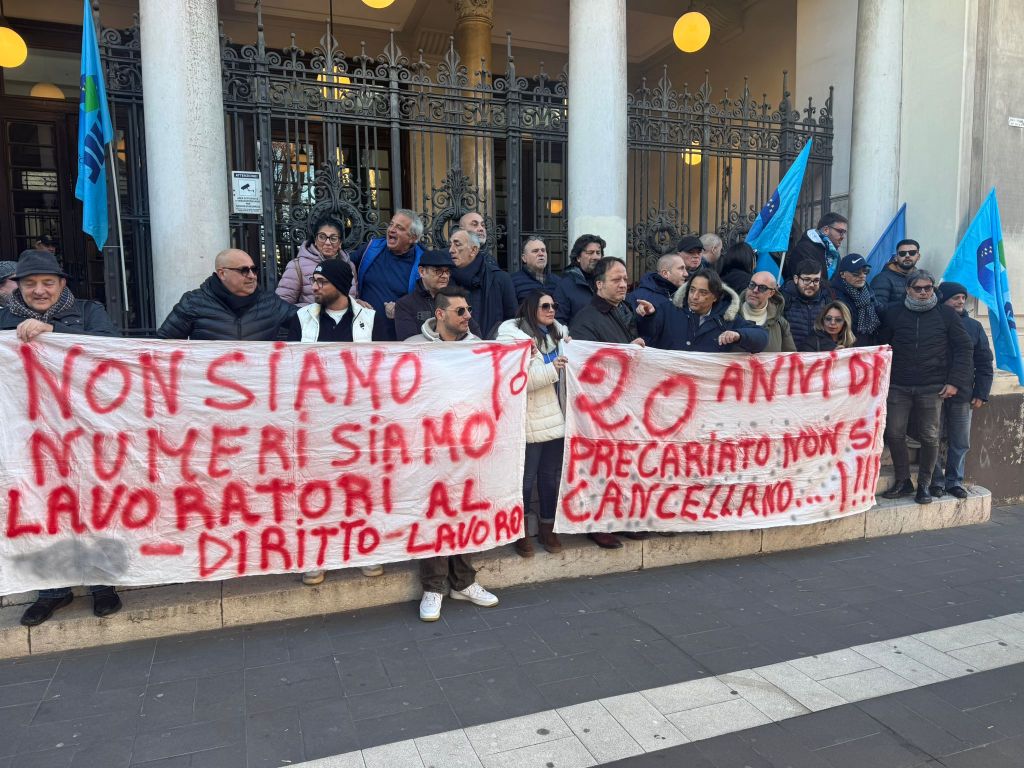 Uil, sit-in dei lavoratori dei servizi sociali della Città Metropolitana