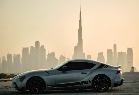 Guidare a Dubai e negli Emirati: perché un'auto a noleggio è il modo migliore per vivere il Paese