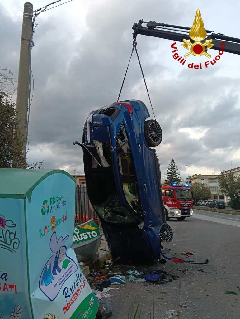 Auto ribaltata a Milazzo