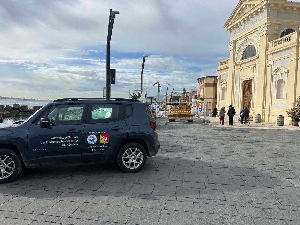 Auto Autorità di bacino a Torre Faro