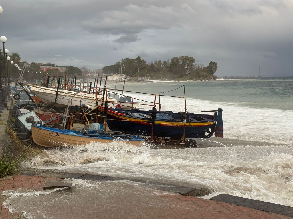 Barche Ringo  portate via dal mare foto Di Giacomo