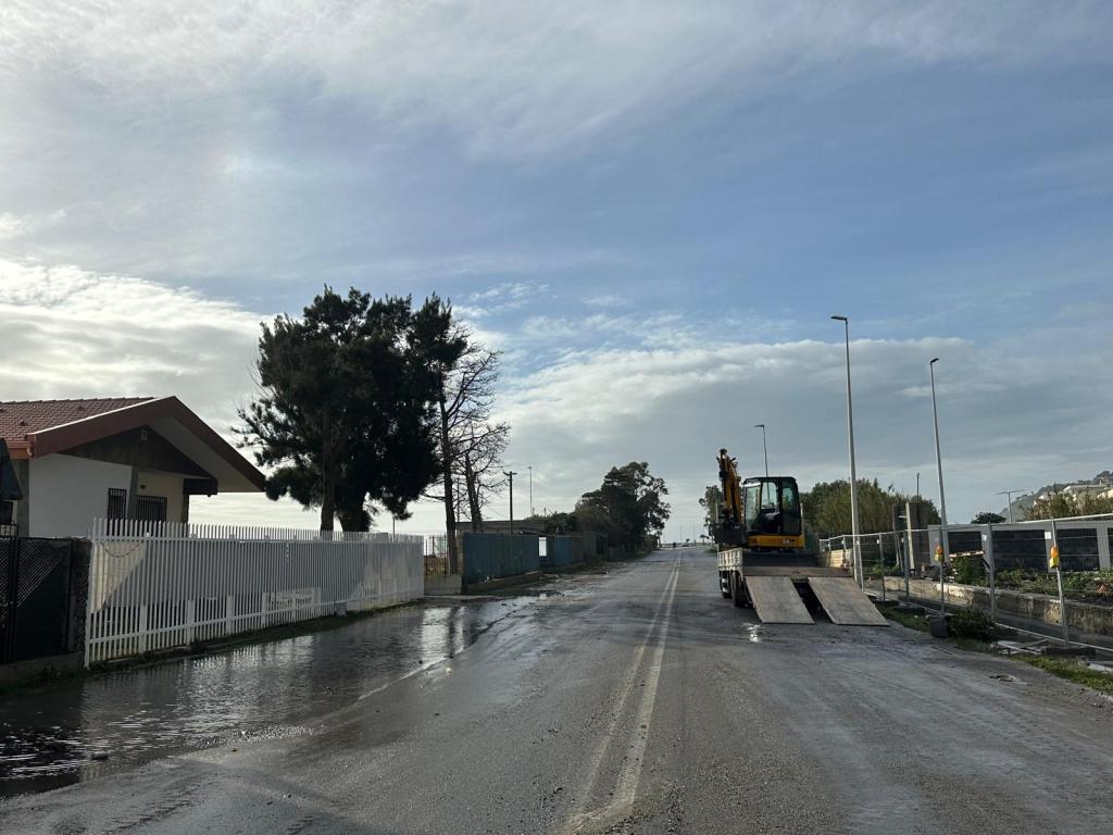 Bivio di Santa Margherita, un mezzo toglie sabbia, ciclone Harry