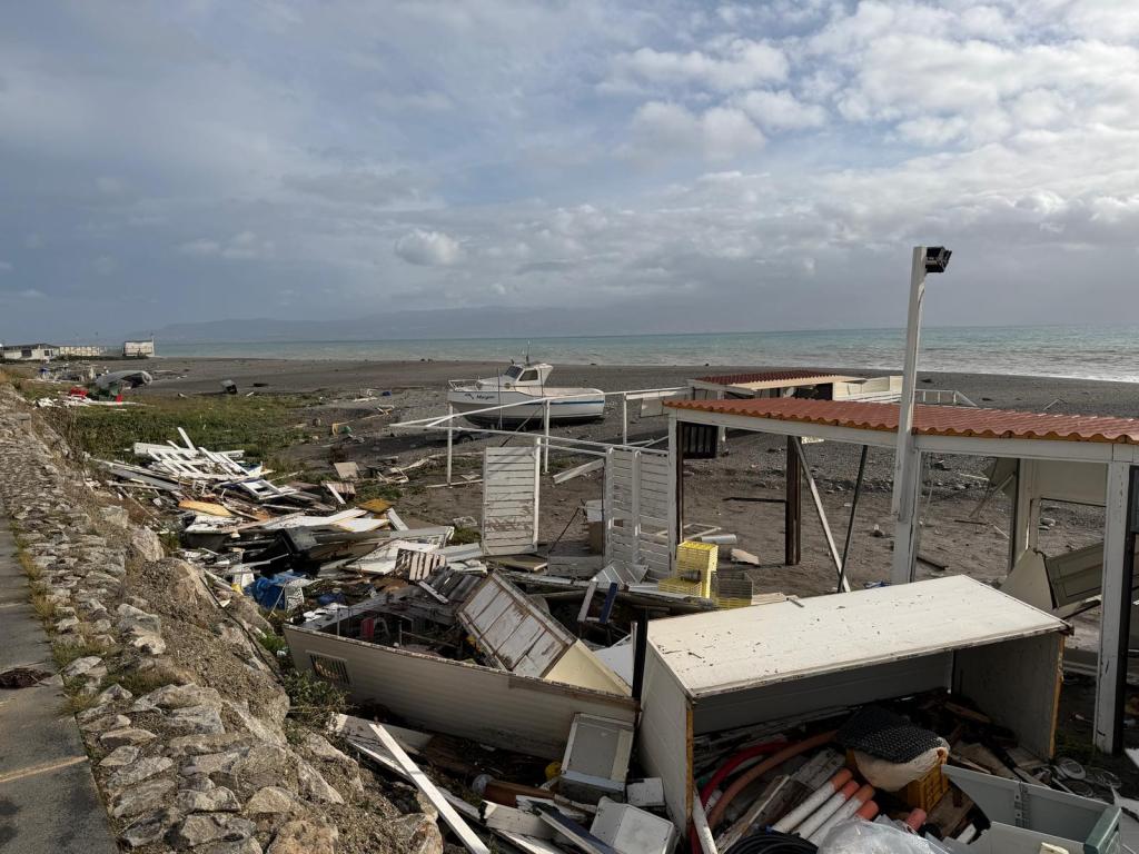 Ciclone Harry, il lido Zahir devastato dalla mareggiata
