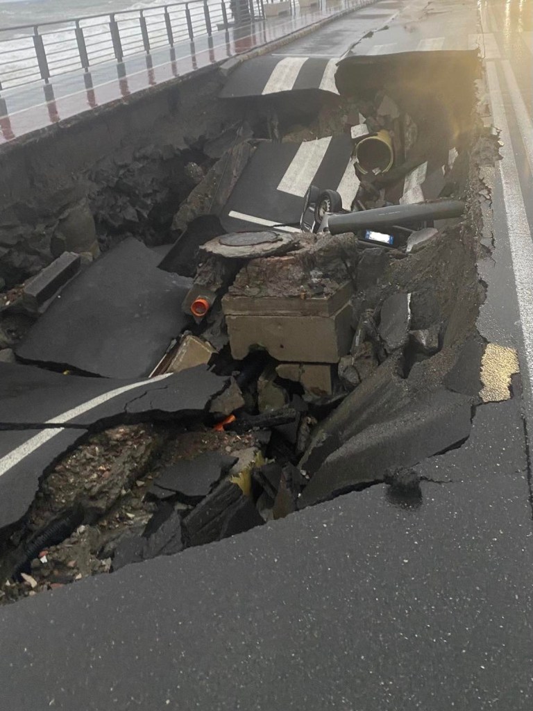 Crollo a Santa Teresa di Riva, con auto dentro