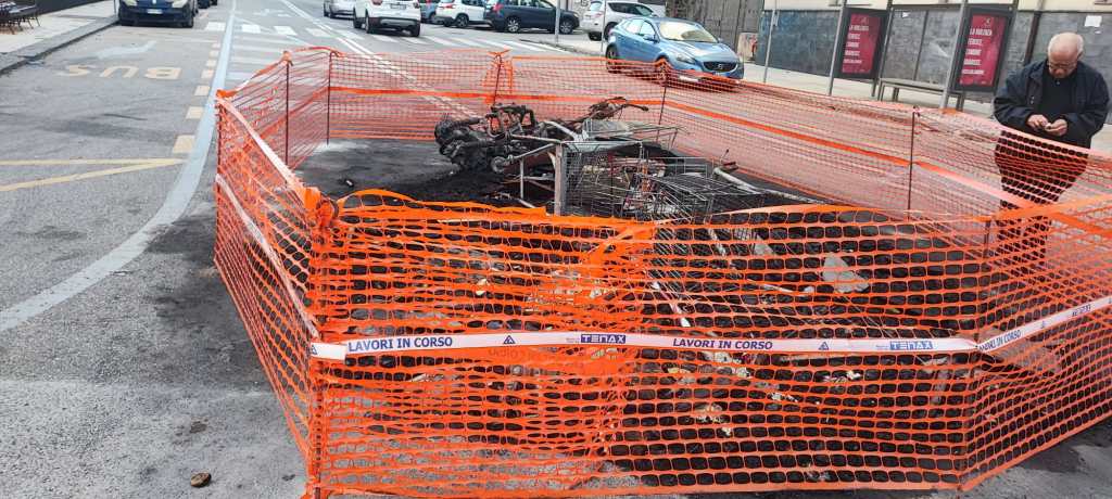 Gravitelli dopo il falò di legna e carrelli supermercato