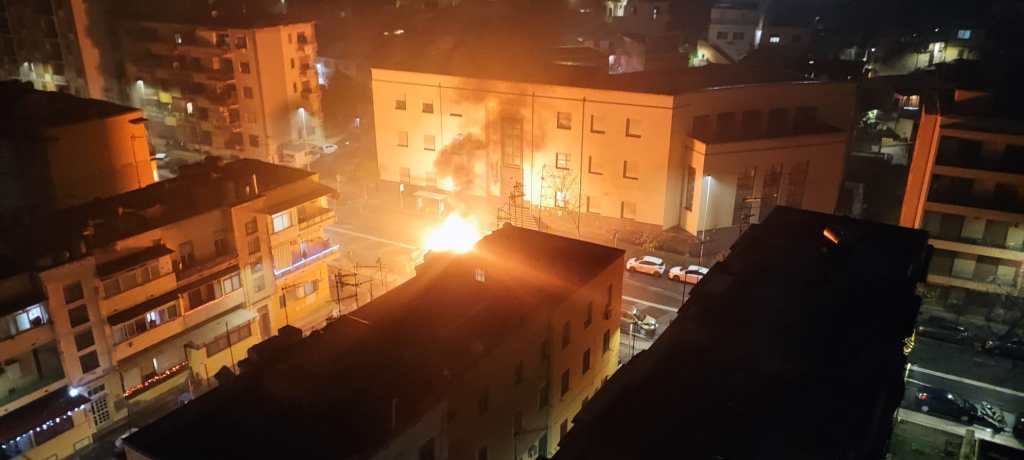 Gravitelli dall'alto in fiamme