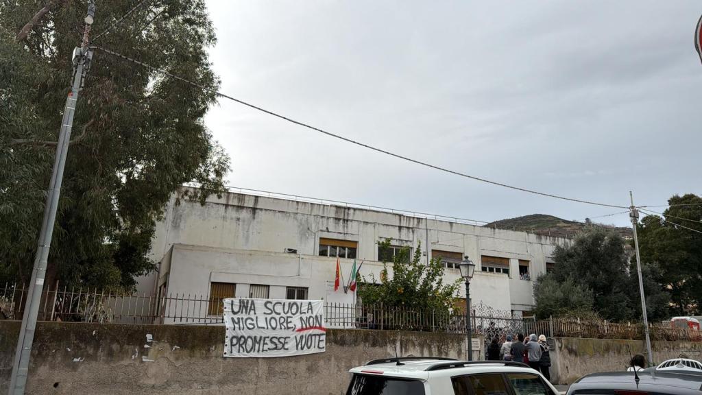 Istituto Conti occupato a Lipari