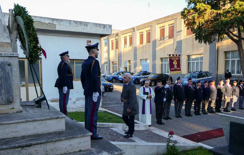 L'omaggio ai caduti della polizia da parte del questore La Rosa