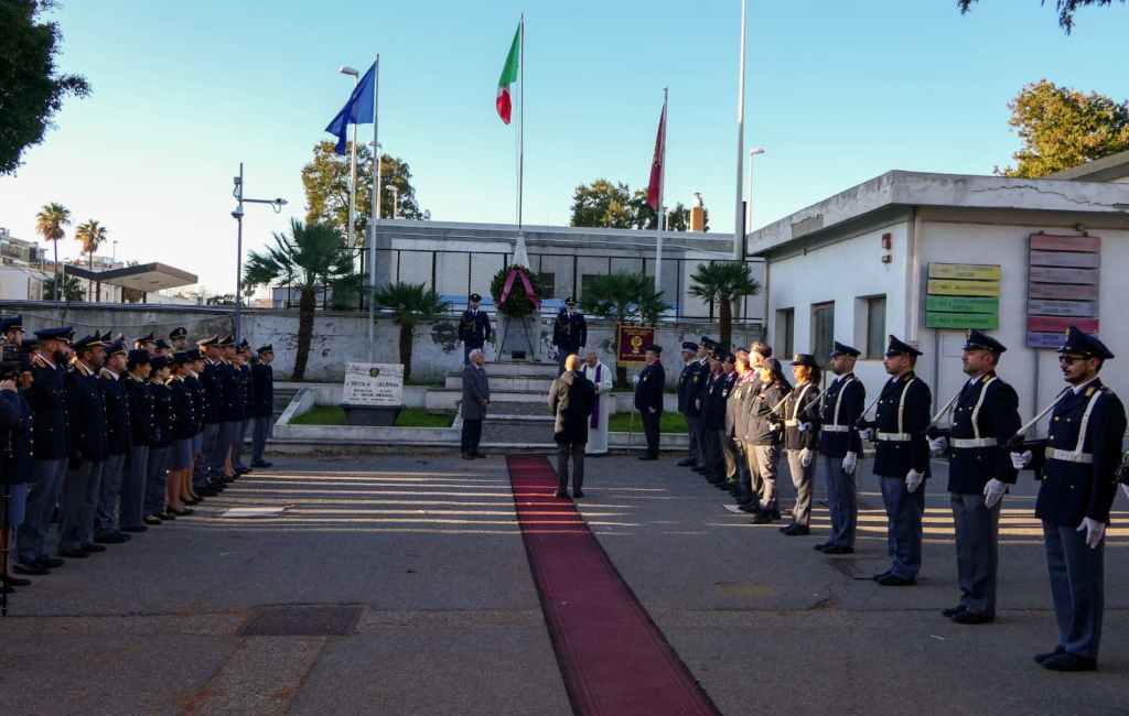 L'omaggio ai caduti della polizia da parte del questore La Rosa