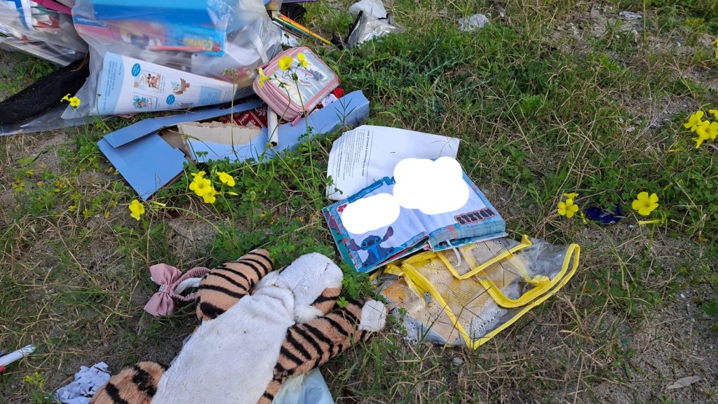 Libri scolastici abbandonati in spiaggia