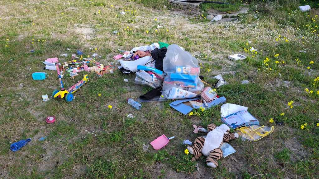Libri scolastici abbandonati in spiaggia