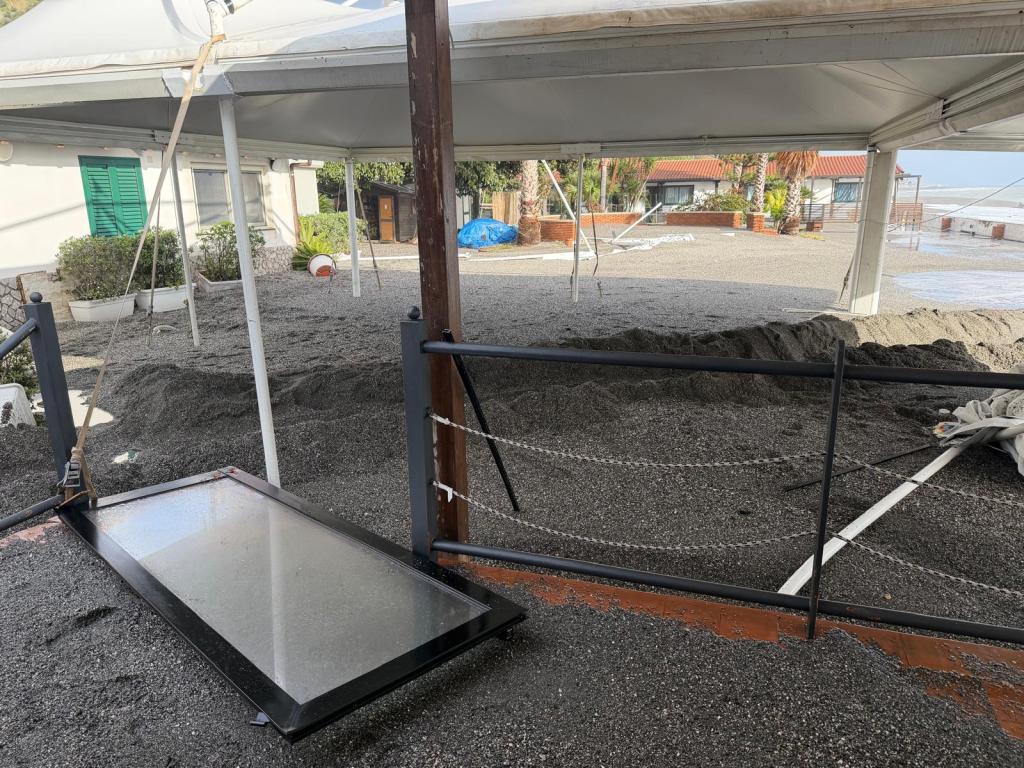 Lido La Vela distrutto