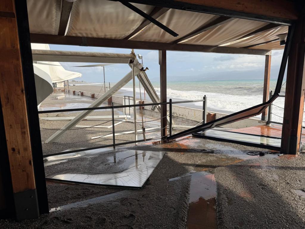 Lido La Vela distrutto