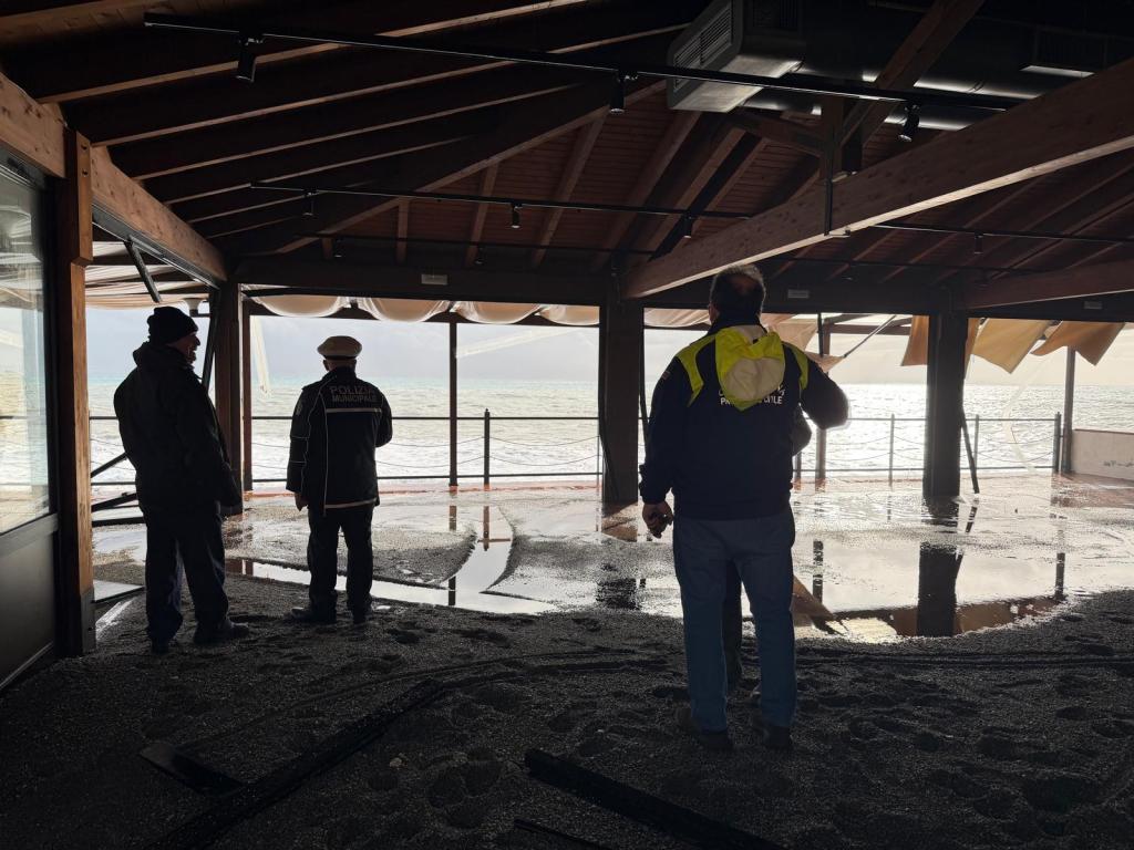 Lido La Vela distrutto