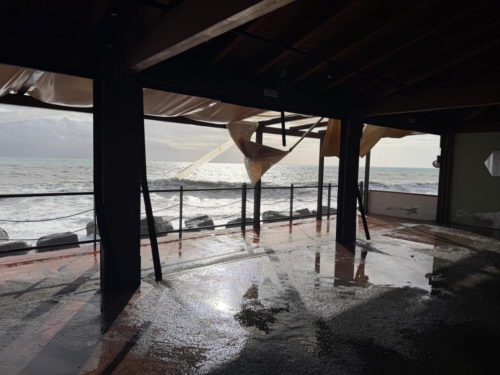 Lido La Vela distrutto