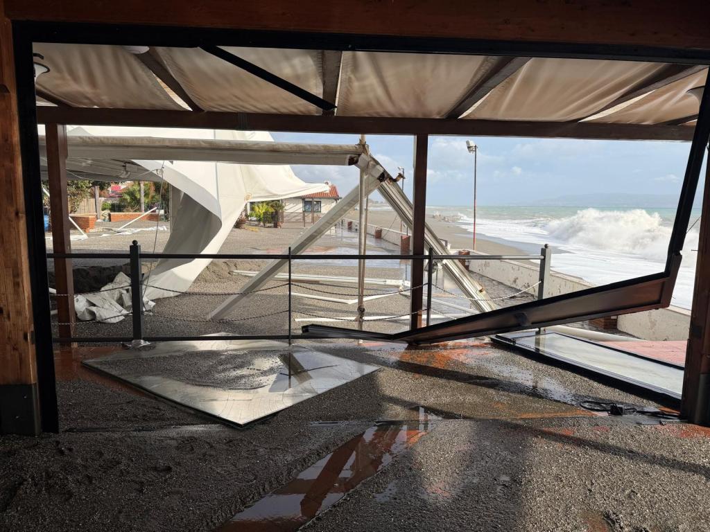 Lido La Vela distrutto