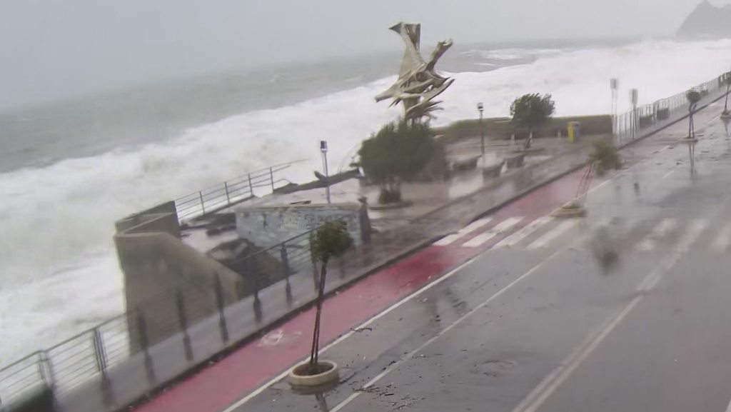 Mareggiata aumenta a Santa Teresa di Riva