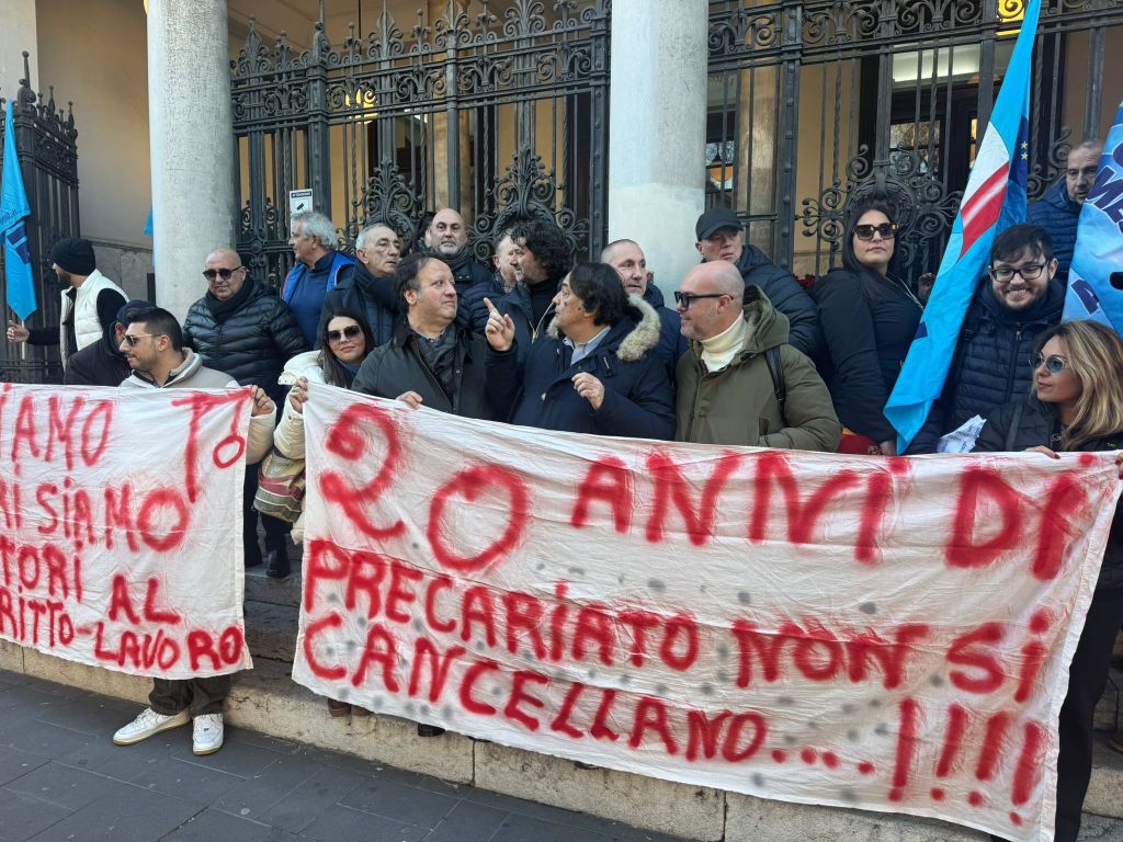 Uil, sit-in dei lavoratori dei servizi sociali della Città metropolitana