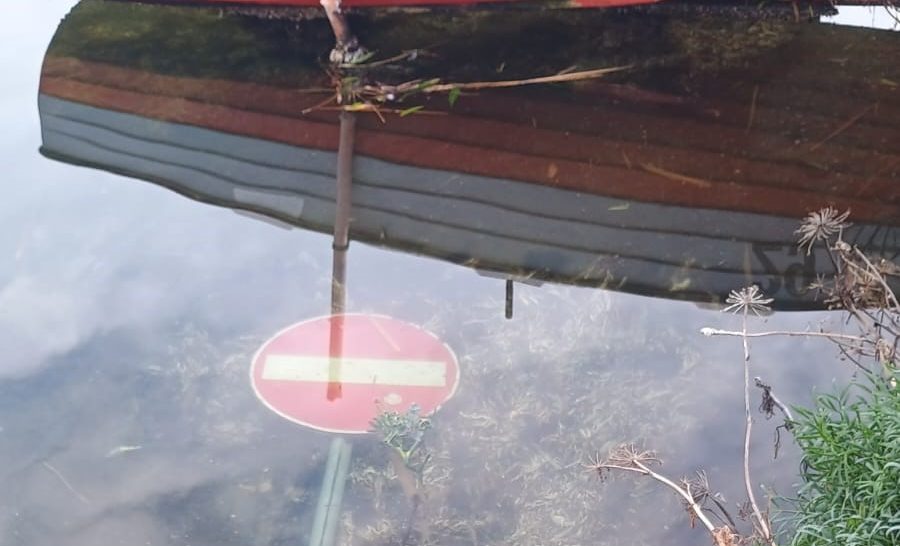 Segnaletica stradale nel lago di Ganzirri