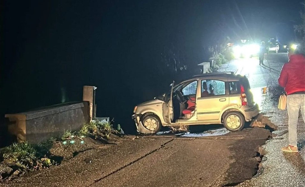 Maltempo a Messina, crollato un pezzo di strada a Masse