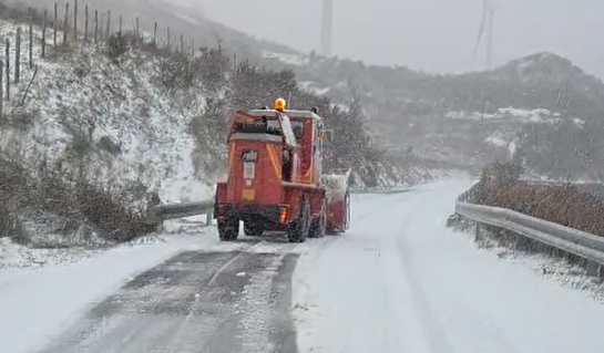 Emergenza neve sui Nebrodi, in azione gli spazzaneve