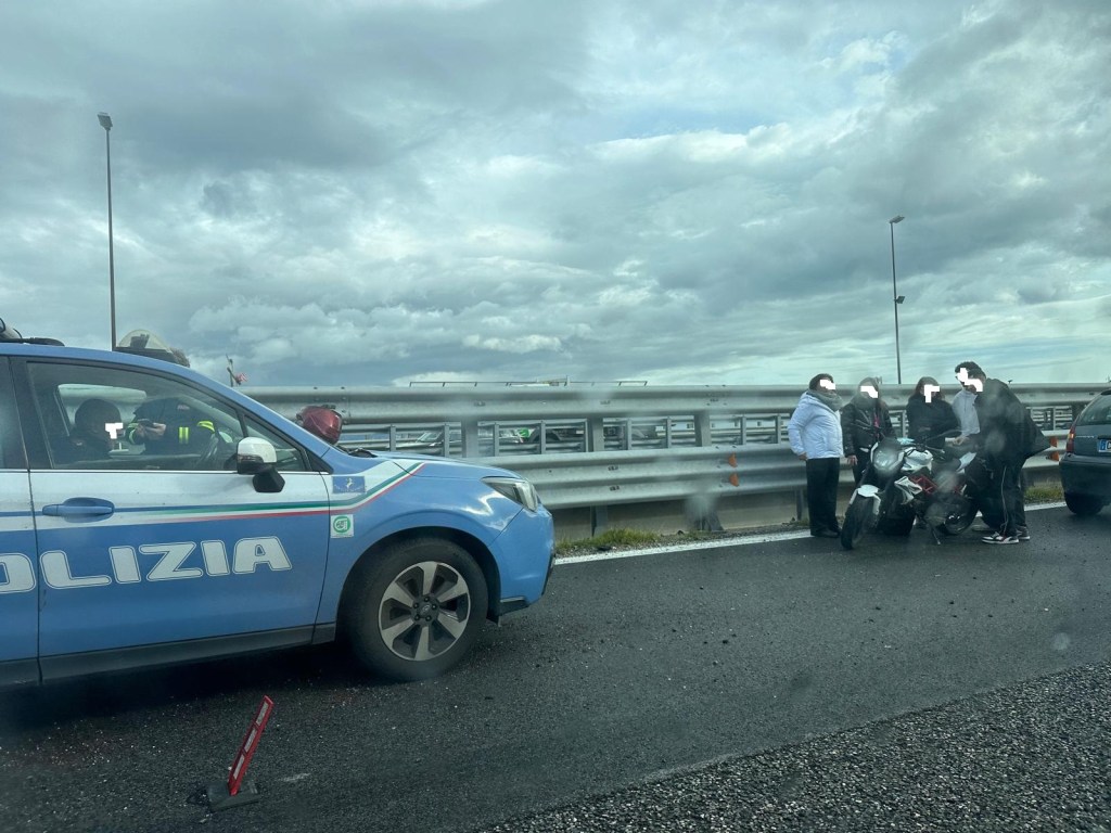 Auto si ribalta sulla A20, tre persone coinvolte