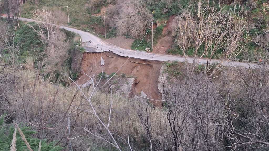 Crollo strada Massa San Nicola