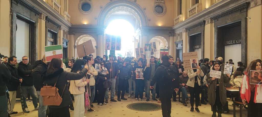 Sit-in a Messina per l'Iran