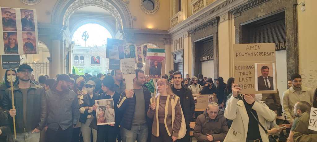 Sit-in a Messina per l'Iran