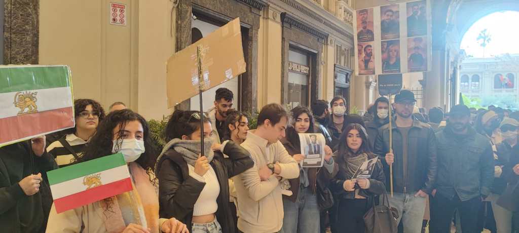 Sit-in a Messina per l'Iran