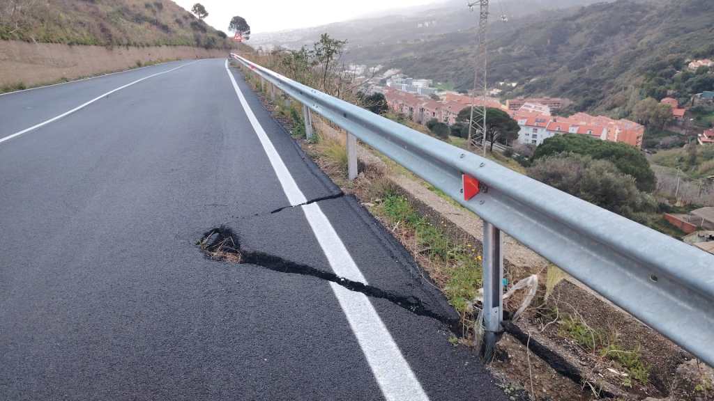 Frane sulla strada provinciale per Campo Italia