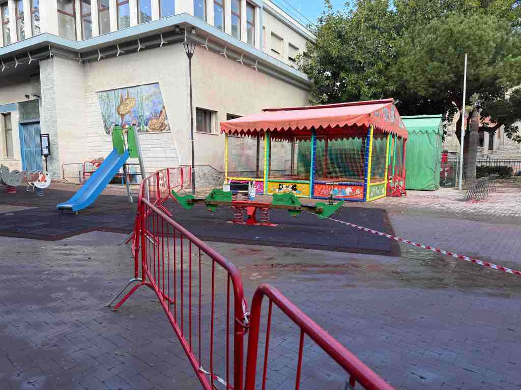 villa mazzini transennata area giochi