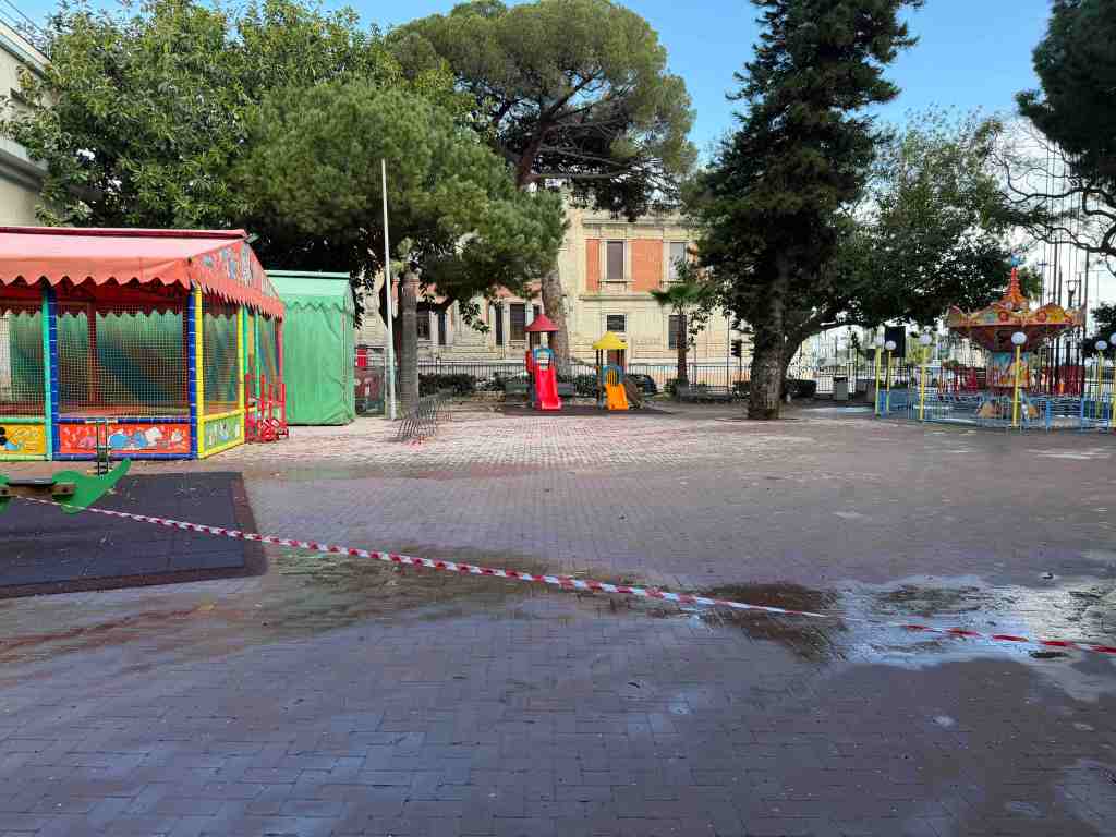 villa mazzini transennata area giochi