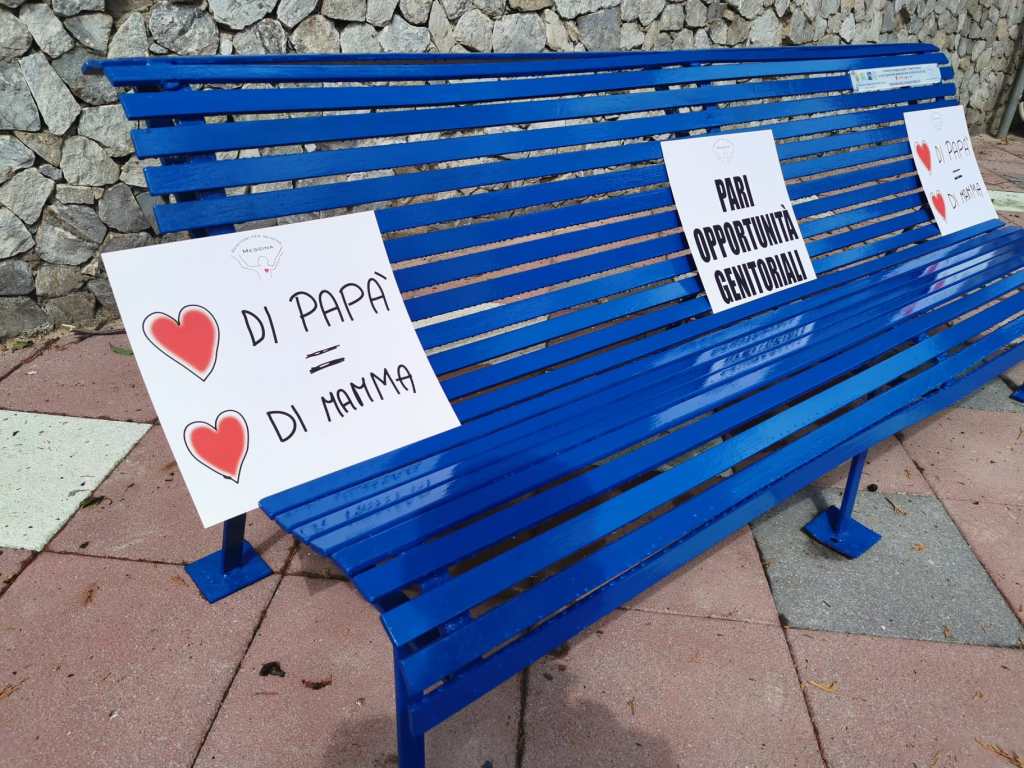 Panchina blu a Giampilieri marina