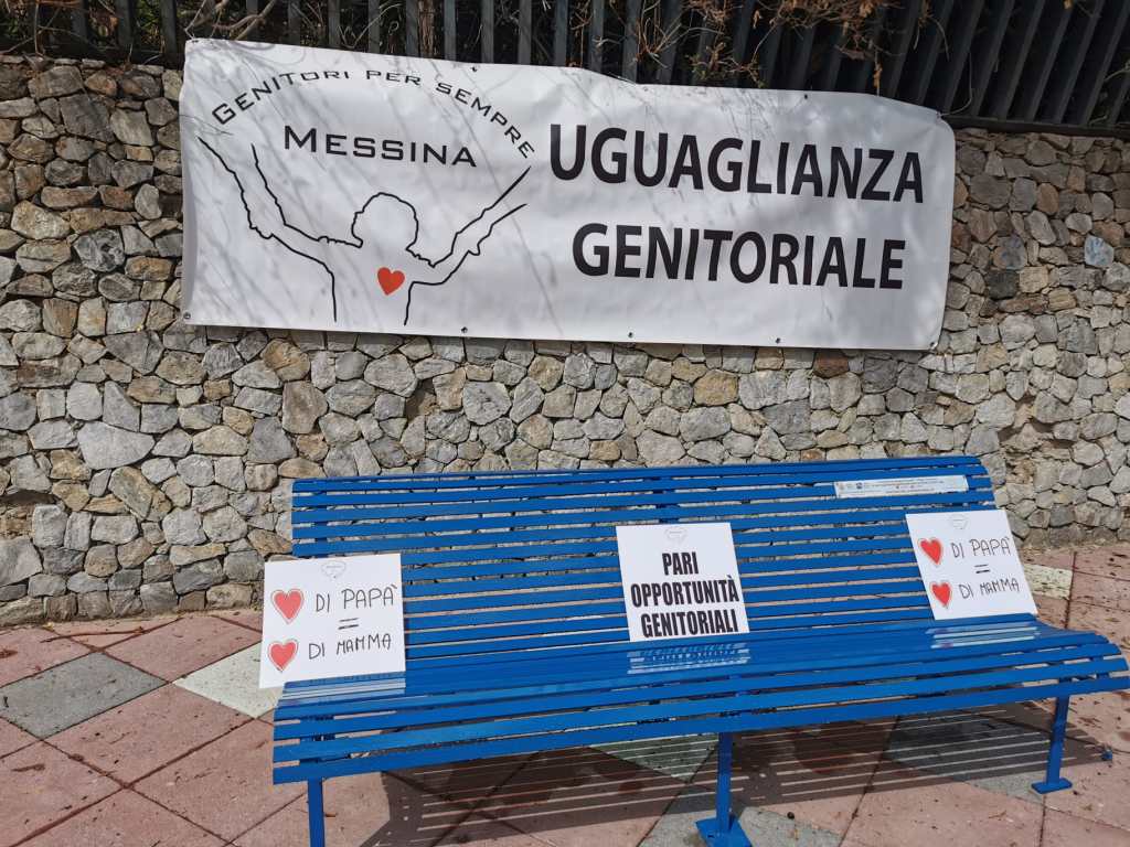 Panchina blu a Giampilieri marina