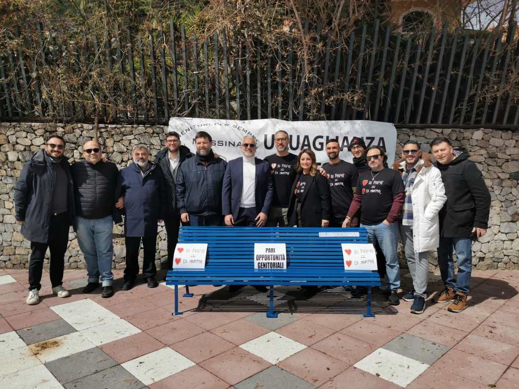 Panchina blu a Giampilieri marina