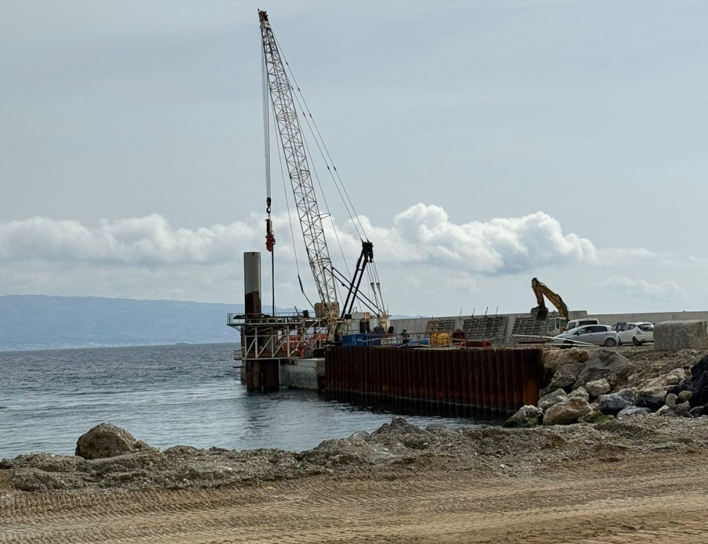 Porto di Tremestieri, iniziate le trivellazioni per la diga foranea