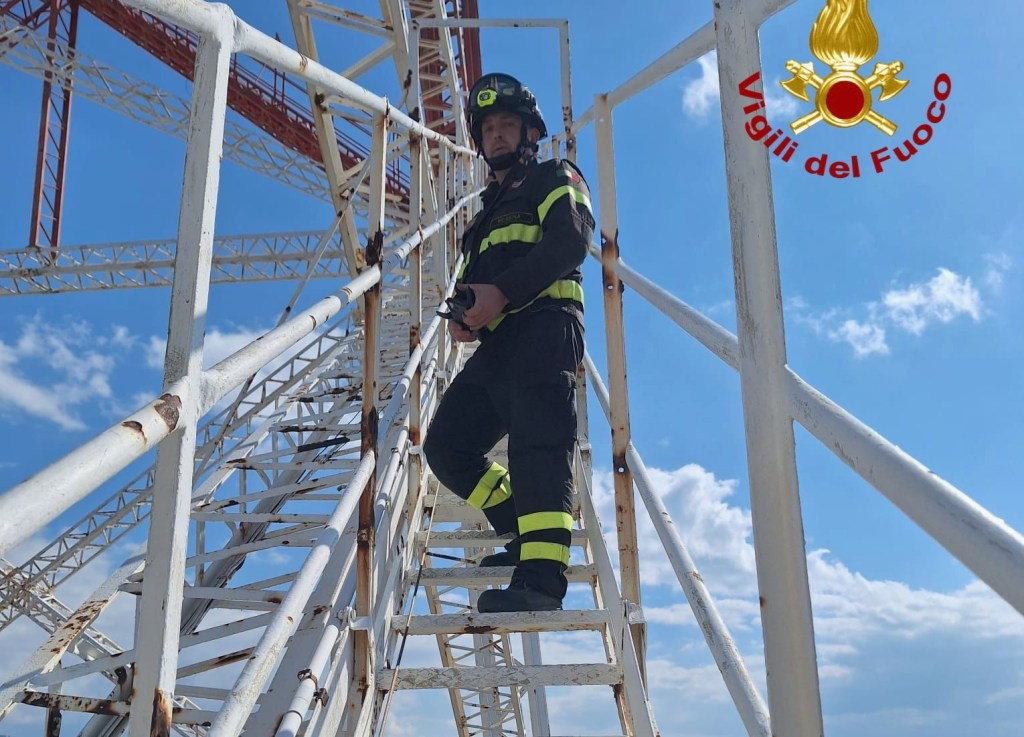 S'arrampicano sul Pilone e rimangono bloccati, i vigili del fuoco soccorrono due giovani