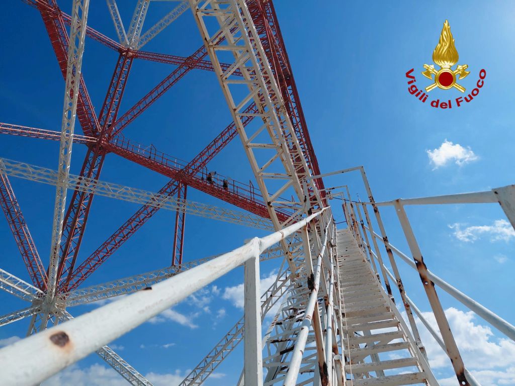 S'arrampicano sul Pilone e rimangono bloccati, i vigili del fuoco soccorrono due giovani