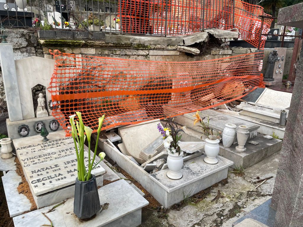"Al cimitero di Santa Margherita tombe danneggiate dal maltempo"