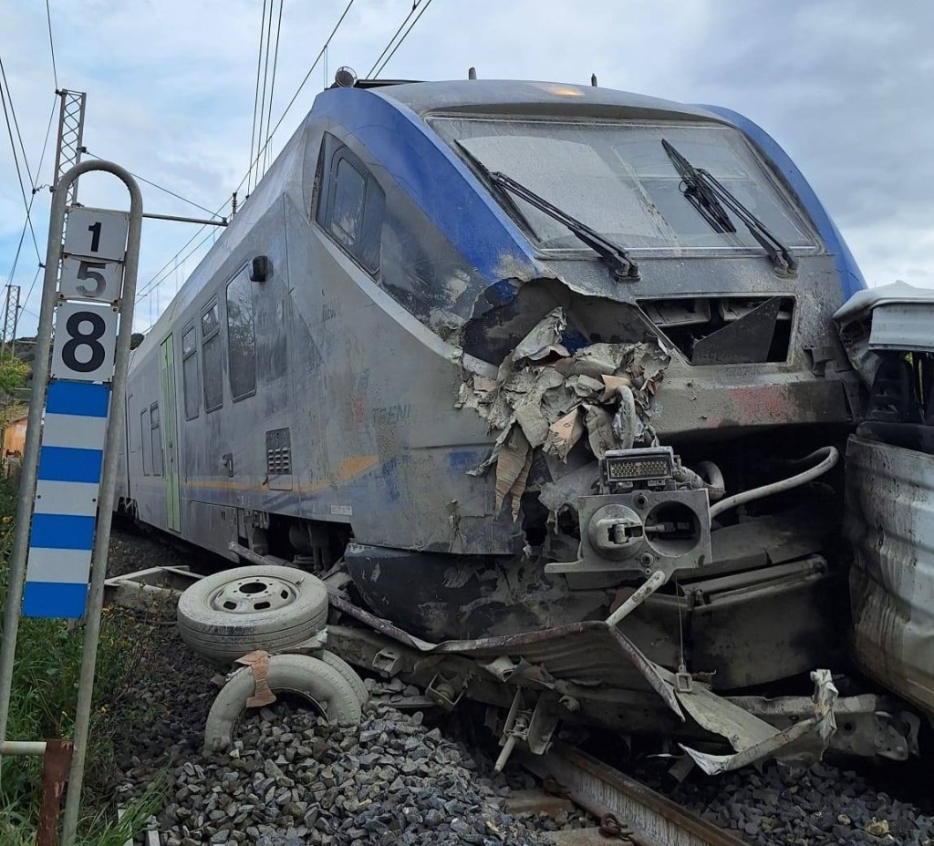 Treno investe furgone, circolazione ferroviaria sospesa tra Enna e Leonforte