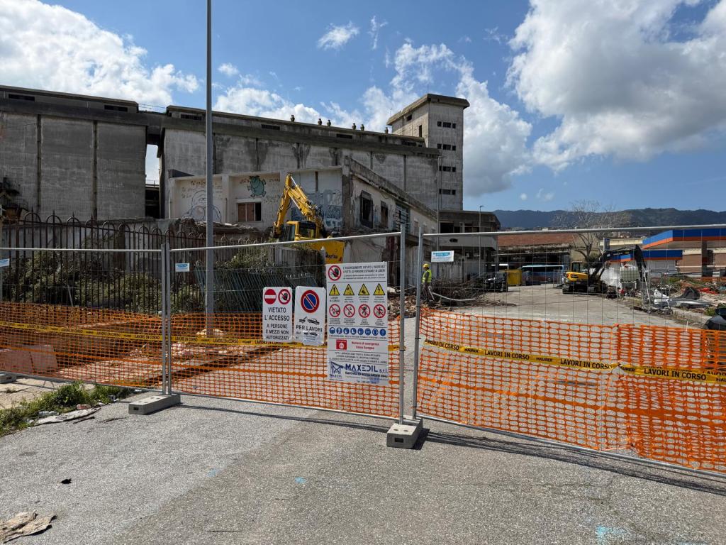 demolizione ex casa del portuale