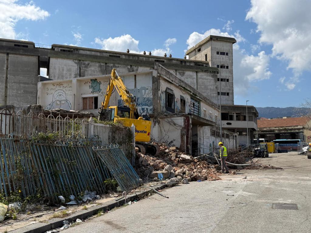 demolizione ex casa del portuale