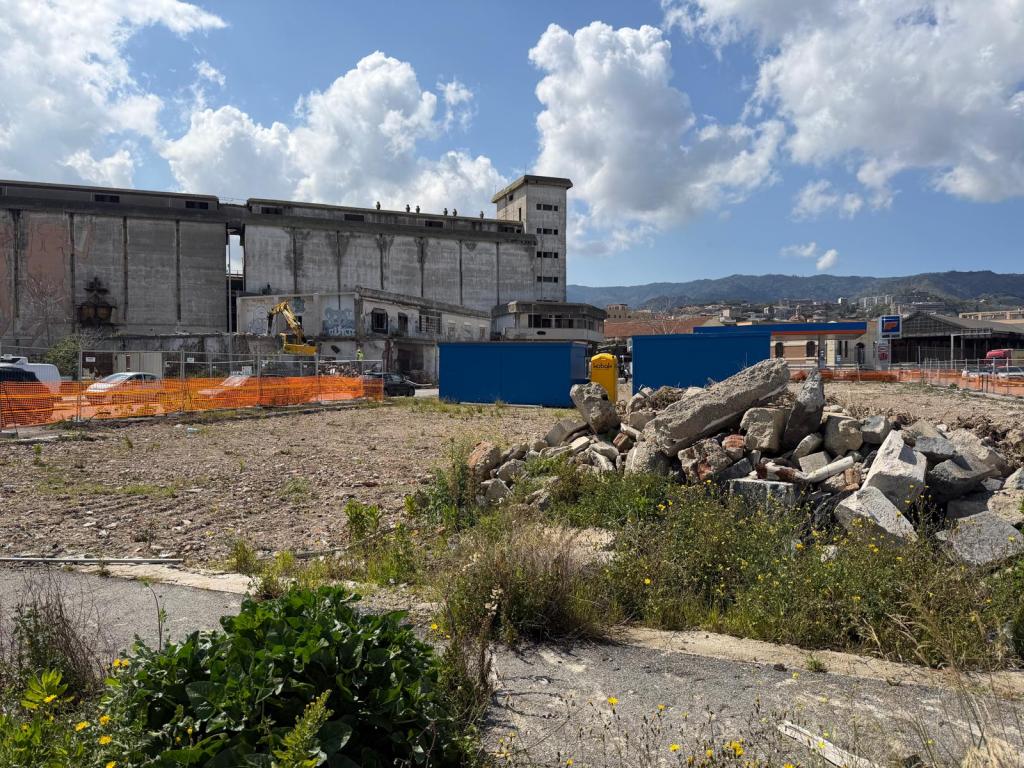 demolizione ex casa del portuale