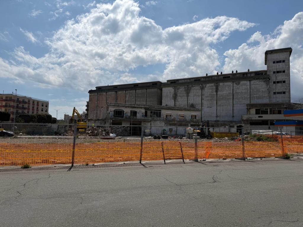 demolizione ex casa del portuale