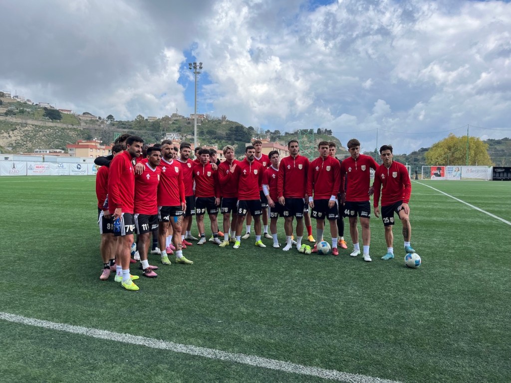 squadra acr in campo con il sorriso