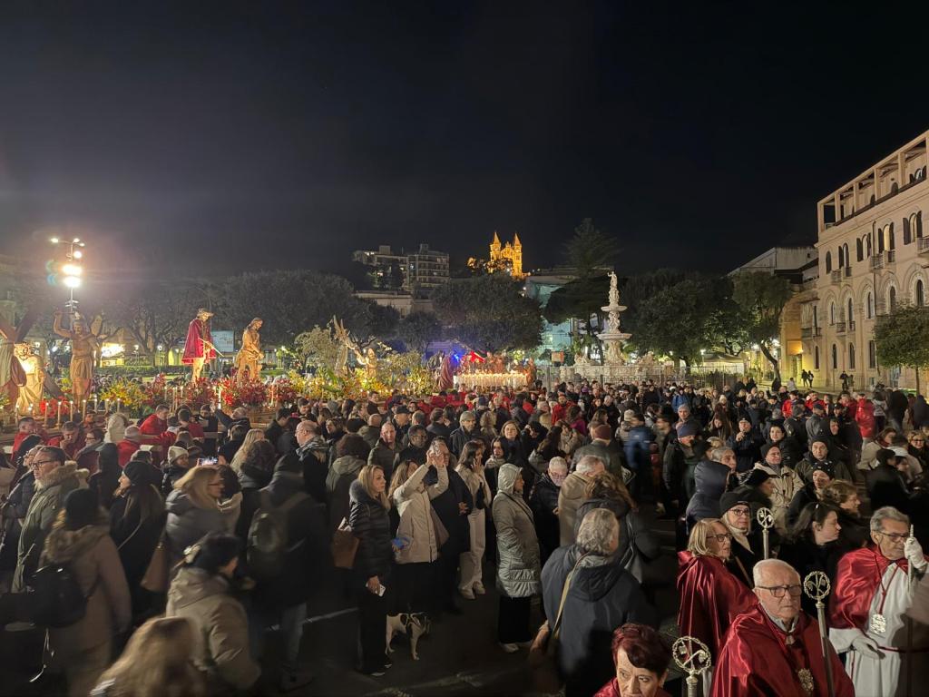 L’arcivescovo di Messina, mons. Giovanni Accolla, benedice i fedeli dopo la processione delle Barette