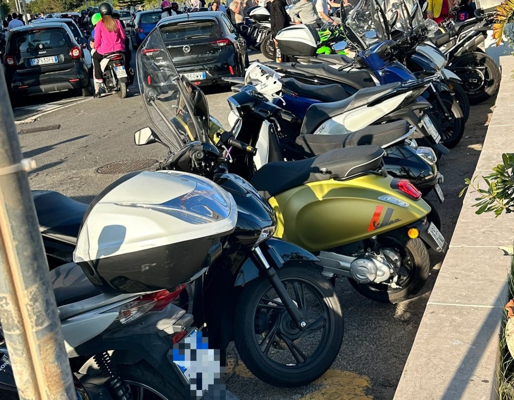 "Parcheggi selvaggi e musica ad alto volume: domenica di caos a Capo Peloro"
