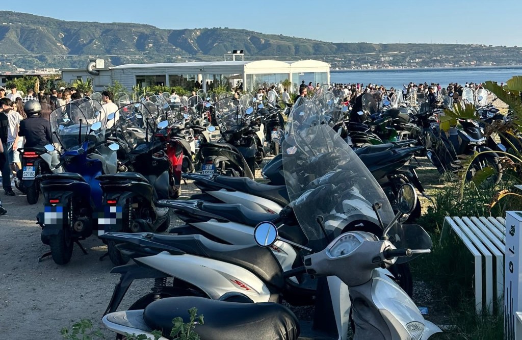 "Parcheggi selvaggi e musica ad alto volume: domenica di caos a Capo Peloro"